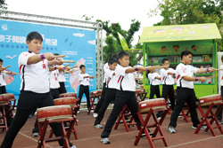 新北市中角國小孩童個個精神奕奕，展現自信。