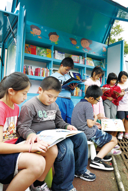 巡迴書車為偏鄉孩童添增一雙翅膀，透過閱讀翱翔在夢想國度裡。
