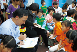 朱立倫為小朋友說故事，一同享受午後閱讀時光。