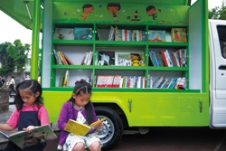 孩童自動自發坐在書車旁看書，閱讀早已成為偏鄉孩童再平常不過的風景了。