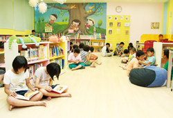 圖書館內每位學童專注神情，讓人感受到閱讀的神奇魔力。
