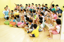 潘校長是孩童的孩子王，時常帶領孩童說故事，馳騁在夢想的國度。