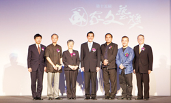 陳若曦(左三)獲國家文藝獎肯定。