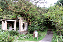 金字碑古道入口處，其屬於淡蘭古道北端一段，是早期猴硐先民往來臺北、宜蘭必經的路線。
