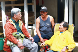 楊南郡老師(左一)追隨鹿野忠雄的足跡，穿越時空追憶過往回憶。