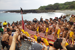 蘭嶼獨具特色的拼板船下水典禮，場面相當壯觀。