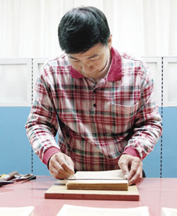 邱椽鎮師傅非常仔細的進行測量工作。