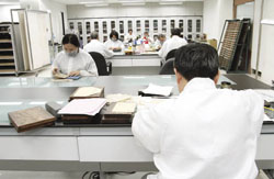 不論西式圖書或傳統線裝書的病例，只要經過圖書醫生之手，都能迎刃而解。