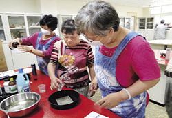 臺大檔案館致力培訓修復志工。(臺大檔案館提供)