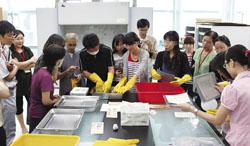 臺灣分館舉辦的圖書修復課程包羅萬象，吸引不少圖書館員和志工前來學習。