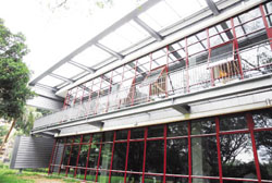 「太陽圖書館」是臺灣首座智慧型節能建築圖書館,節省成效高達8成。