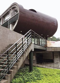 樂山圖書閱覽室會周圍綠意環繞，風景極佳。