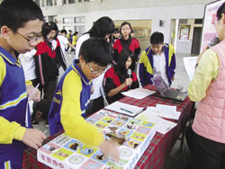 「戳戳樂答題贈獎遊戲」激發閱讀興趣。