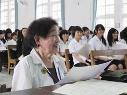 高齡100歲的陳羅瓊英奶奶重返校園，感受青春的美好。