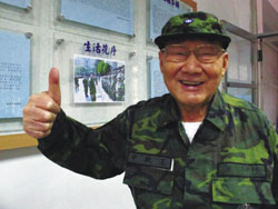 王執中爺爺以82歲高齡重披戰袍，樂當不老戰士。