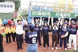 年紀加起來將近兩千歲的阿公阿嬤，在棒球場熱情揮灑汗水，找到生命的價值。