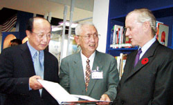 國中圖前館長薛茂松( 中) 積極推動公共圖書館發展。