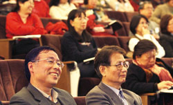 實踐大學圖書館館長蔡清隆( 右一) 每次舉辦講座，總是吸引大批人潮。