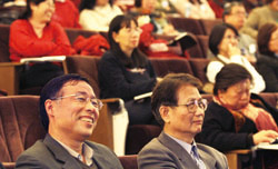 實踐大學圖書館館長蔡清隆( 右一) 每次舉辦講座,總是吸引大批人潮。