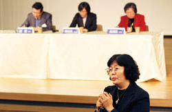 國中圖館長呂春嬌詳細講解新館的數位服務,令人引頸期盼。