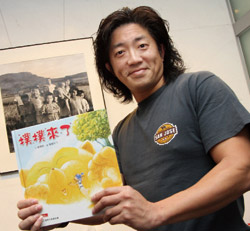 葉景森希望透過「撲撲」用心傾聽與真心付出的角色特質,帶領孩子學習成長。( 潘云薇攝)