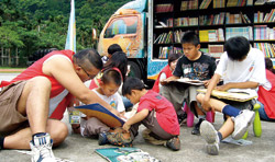 志工用陪伴與關心，協助部落孩童在閱讀中成長茁壯。