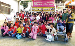 新竹縣清水國小全校學生45 名與書車合影，留下珍貴紀念。