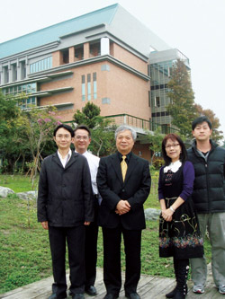 明道大學校長陳世雄( 中) 與館長林勤敏( 右二) 在圖書館外