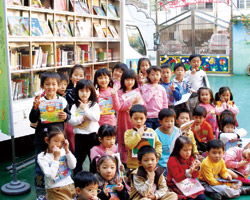 有翅膀的行動圖書館到幼稚園陪伴小朋友。
