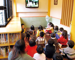 兒童閱覽區不定期舉辦影片分享的活動。