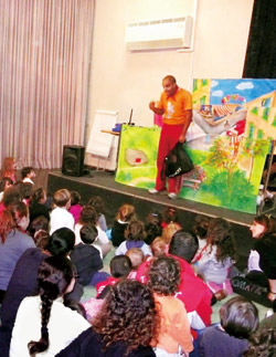 以色列公共圖書館利用說故事活動來引導兒童閱讀。