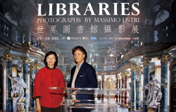 義大利攝影大師馬西摩．李斯特利(Massimo Listri) 與國家圖書館館長曾淑賢合影。( 國家圖書館提供)