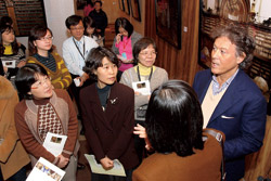 攝影家馬西摩．李斯特利於開展當天為民眾導覽解說。( 國家圖書館提供)