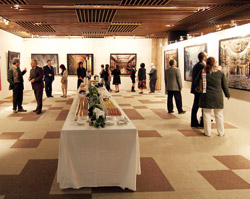 世界圖書館攝影展吸引大批國內外民眾前來欣賞馬西摩．李斯特利鏡頭下的圖書館世界。(國家圖書館提供)