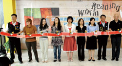 花蓮縣以「一條紅線」串聯起13鄉鎮的圖書館及各大學校，把書香傳承至花蓮每個角落。(花蓮縣政府文化局提供)。