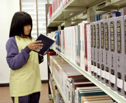 圖書館有義務篩選優良的書籍內容，引導讀者朝向正常的心靈成長發展。