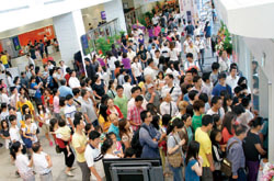 國中圖正式啟用首日吸引成千上萬名讀者湧進圖書館內,一睹全國首座數位公共圖書館的風采。(國中圖提供)