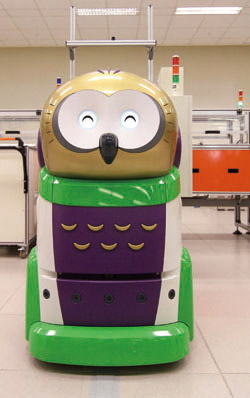 貓頭鷹機器人結合了還書自動分類系統，可將讀者歸還的書籍自動運送到藏書區。（潘云薇攝）