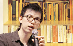 不管是紙本還是數位閱讀，都只是形式上的改變，只要能鼓勵人看書，都應該給予正面的支持。