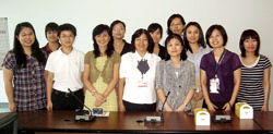 國中圖館長呂春嬌(中)與輔仁大學總圖書館館長林麗娟(左4)和入選者大合照。