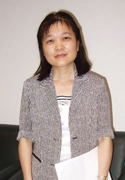 洪淑芬的博士論文題目是〈應用知識組織系統原理在數位典藏系統之建置：以臺灣原住民族影音與照片資料為例〉。