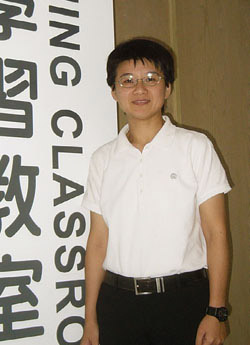 周德嬚回臺後受到國中同學臺北醫學大學邱子恒教授及輔大圖書資訊研究所教授林麗娟的鼓勵和指導，以碩士論文〈大學校園數位行動導覽系統建置之研究——以輔仁大學為例〉得獎。