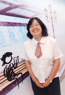 呂春嬌館長接任國中圖館長時,創下三個第一,更完成了歷經5位文建會主委、3任教育部長以及5位圖書館館長的國中圖新館興建工程,是一位相當優秀的領導級人物。