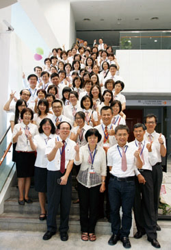 呂春嬌館長帶領全體同仁許下四個大願景，期待國中圖新館是一個讓民眾自由閱讀、探索、休閒及終身學習的全民大書房。(國中圖提供)