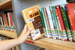 抽出一本羅蘭‧巴特《戀人絮語》，翻開5頁，端坐在最接近天空之處，用藍色的青春，等待愛情一如浮雲的來到。