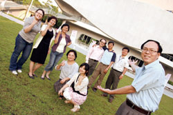 民國95年國中圖開始執行新館遷建計畫，過程中，圖書館員認真投入每一項工作挑戰，如今新館順利落成，一切的辛苦都化為甜美的回憶