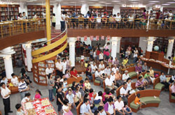 東勢區圖書館的空間改善重點,在於打破昔日閱讀與藏書區分開的限制,讓圓形空間變成開放空間。