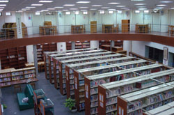 改善前的東勢區圖書館,只想把圖書全塞入客家圓樓空間,卻造成空間狹小採光差等負面效果。(東勢區圖書館提供)