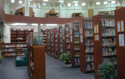 受限於舊的空間思維，改善前的東勢區圖書館，空間狹小採光差。（東勢區圖書館提供）