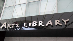 大東藝術圖書館的戶外廣場運用半透明漏斗型薄膜結構打造具流動性的戶外空間。